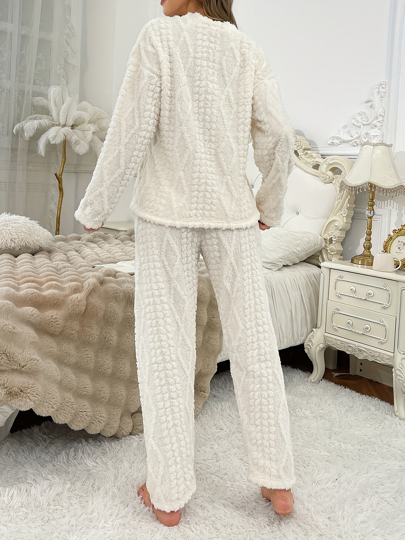 [Plush | Velvet] Thickened Coral Velvet Plush Pajamas for Women - Long Sleeve Top with Round Neck, Pants Set, Cute Bear Embroidery Cartoon Warm Suit, Comfortable Casual Outfit for Autumn and Winter